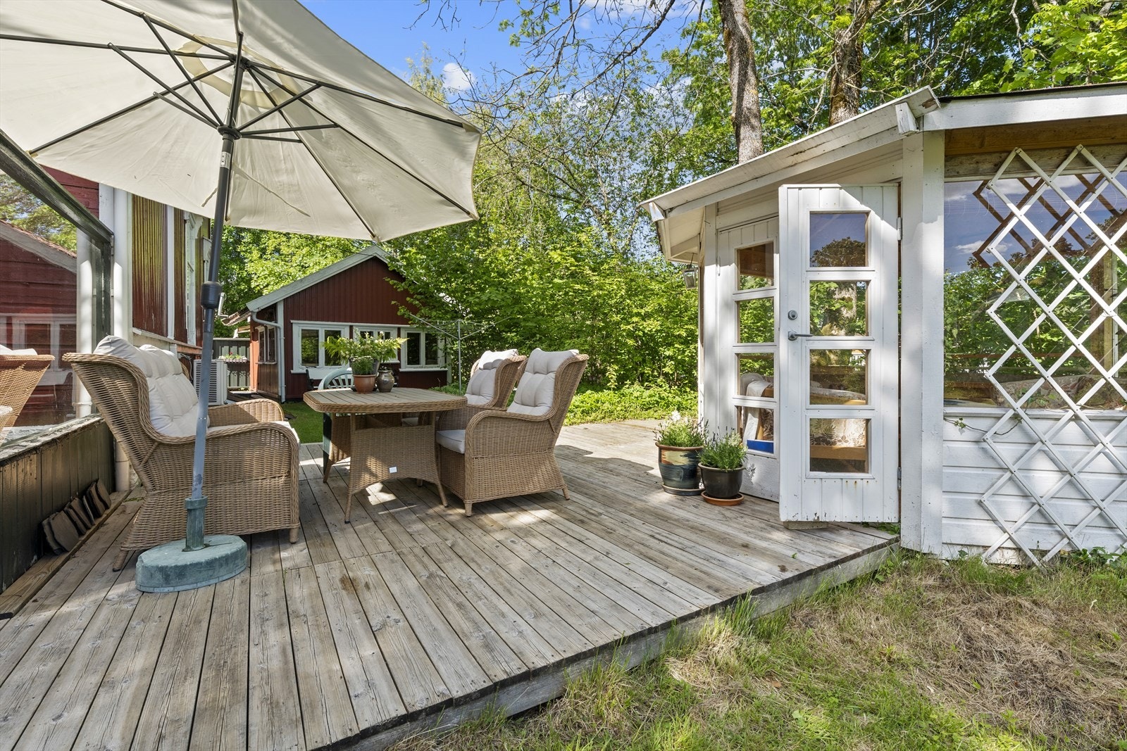 Eiendommen har fine uteområder Galleribilde