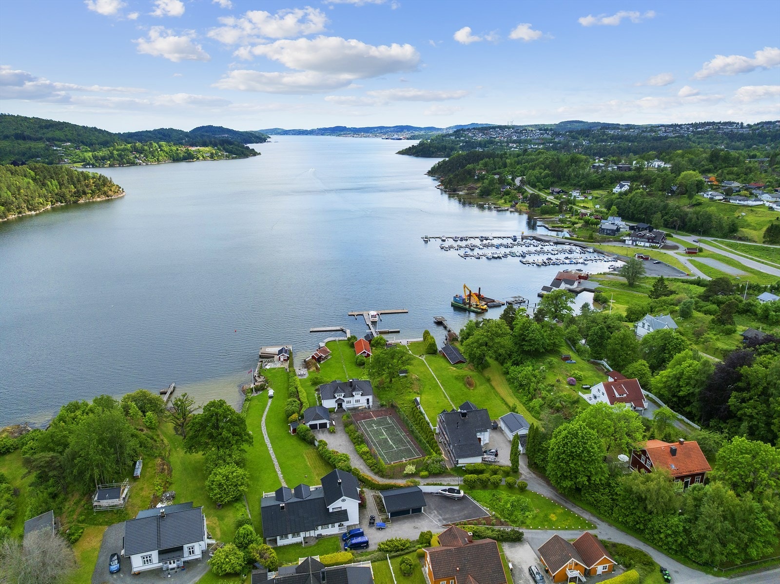 Kort båttur til koselige Brevik Galleribilde