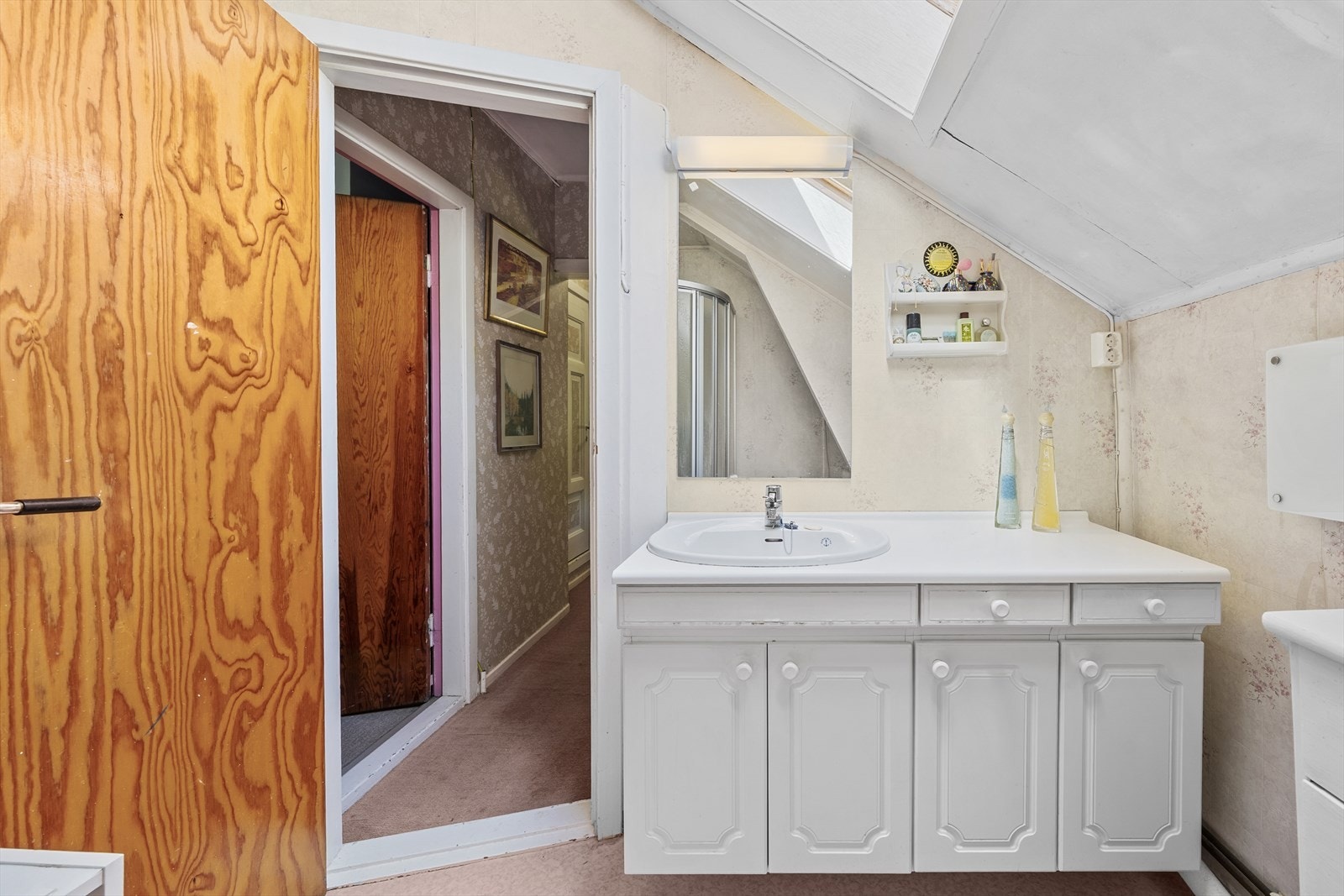 Bad med servant over skapinnredning og dusjkabinett Galleribilde