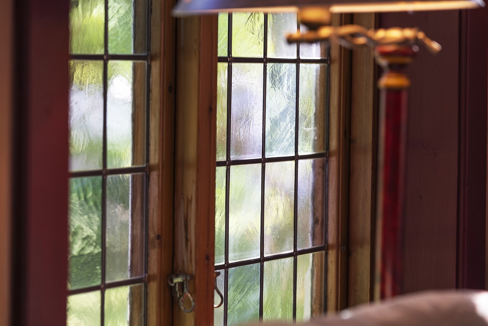 Stuen har nydelig blyglassvindu Galleribilde