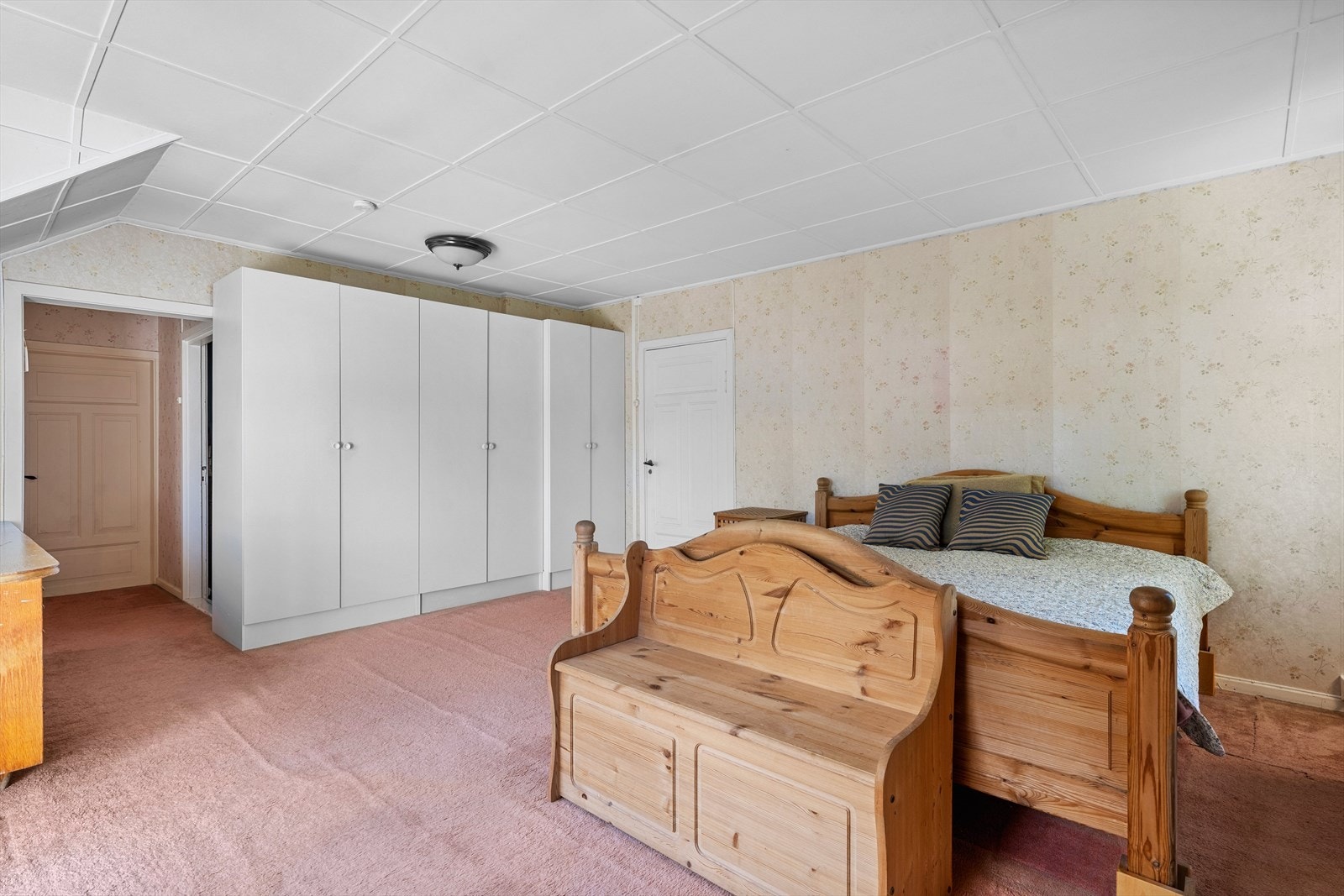 God plass til garderobe på hovedsoverom Galleribilde