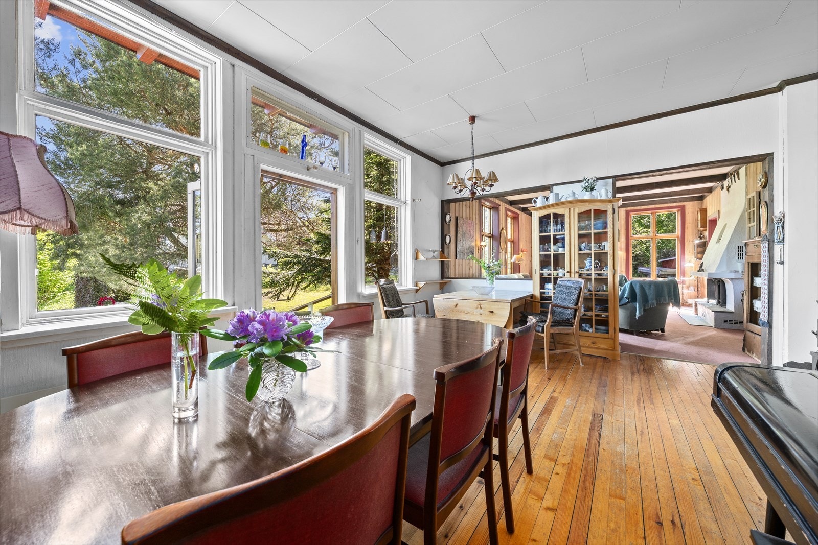 Åpen og lys spisestue med utgang til uteplass Galleribilde