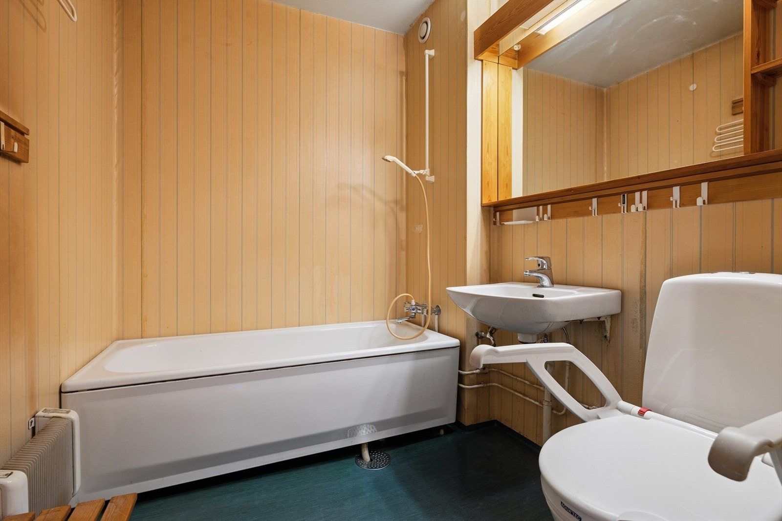 Leiligheten har to baderom, hvor dette ligger i andre etasje. Galleribilde