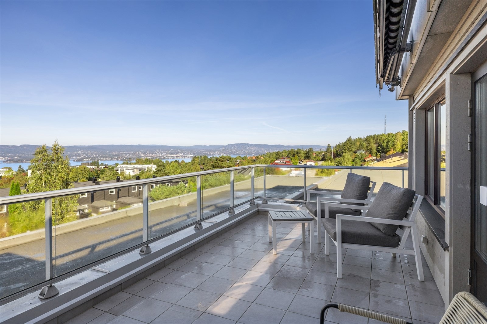 Terrassen er vendt mot vest og gir gode muligheter for å nyte godværsdagene til lagt på kveld. Galleribilde