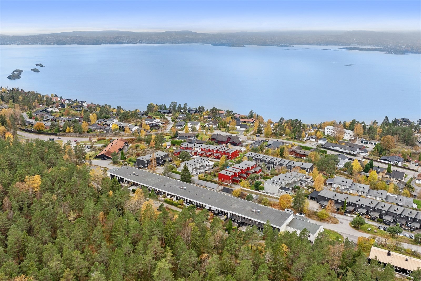 Stille og fredelig område uten trafikkstøy, med kort spaservei til matbutikker og buss, samt fin badestrand på Alværn. Galleribilde