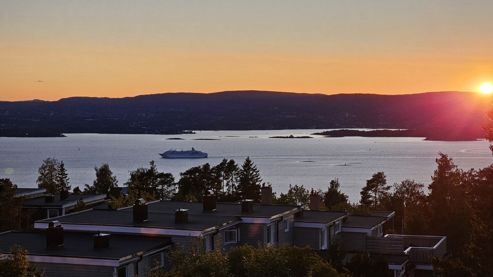 Selgers egne bilde av fjordutsikten i solnedgang. Galleribilde
