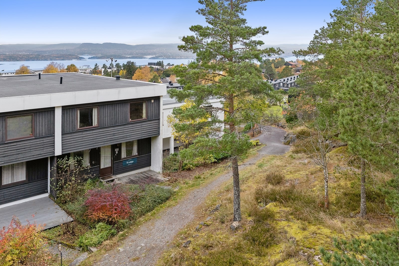 Innholdsrik leilighet over 2 plan med fantastisk utsikt til Oslofjorden, samt marka i umiddelbar nærhet. Galleribilde