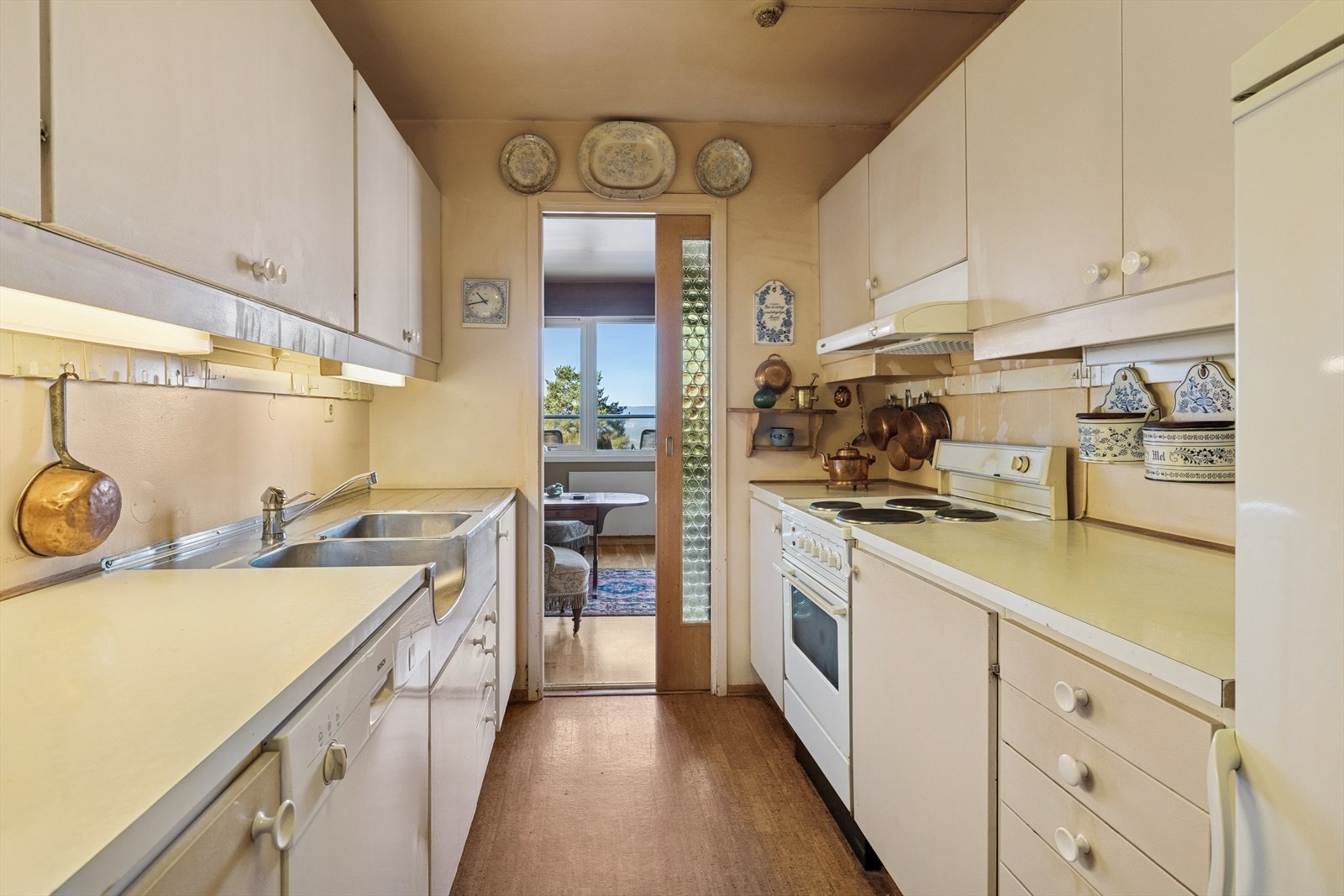 Kjøkkenet har en gjennomgående løsning. Galleribilde