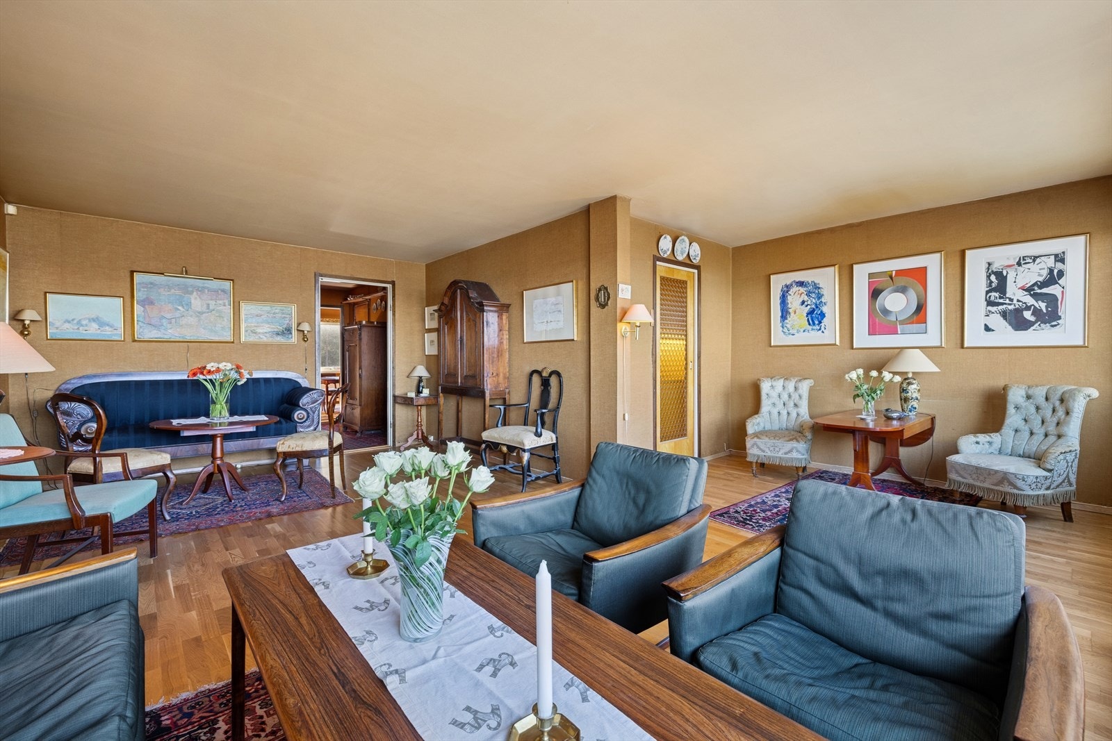 Romslig stue i leilighetens andre etasje, med god plass til flere møbleringer. Galleribilde