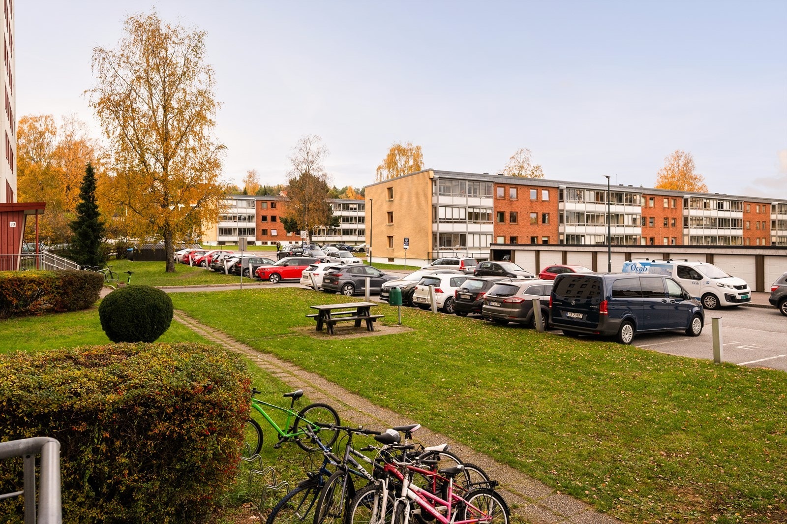 Fellesområdene er hyggelig opparbeidet med gangstier, gressplen og sittegrupper. Galleribilde