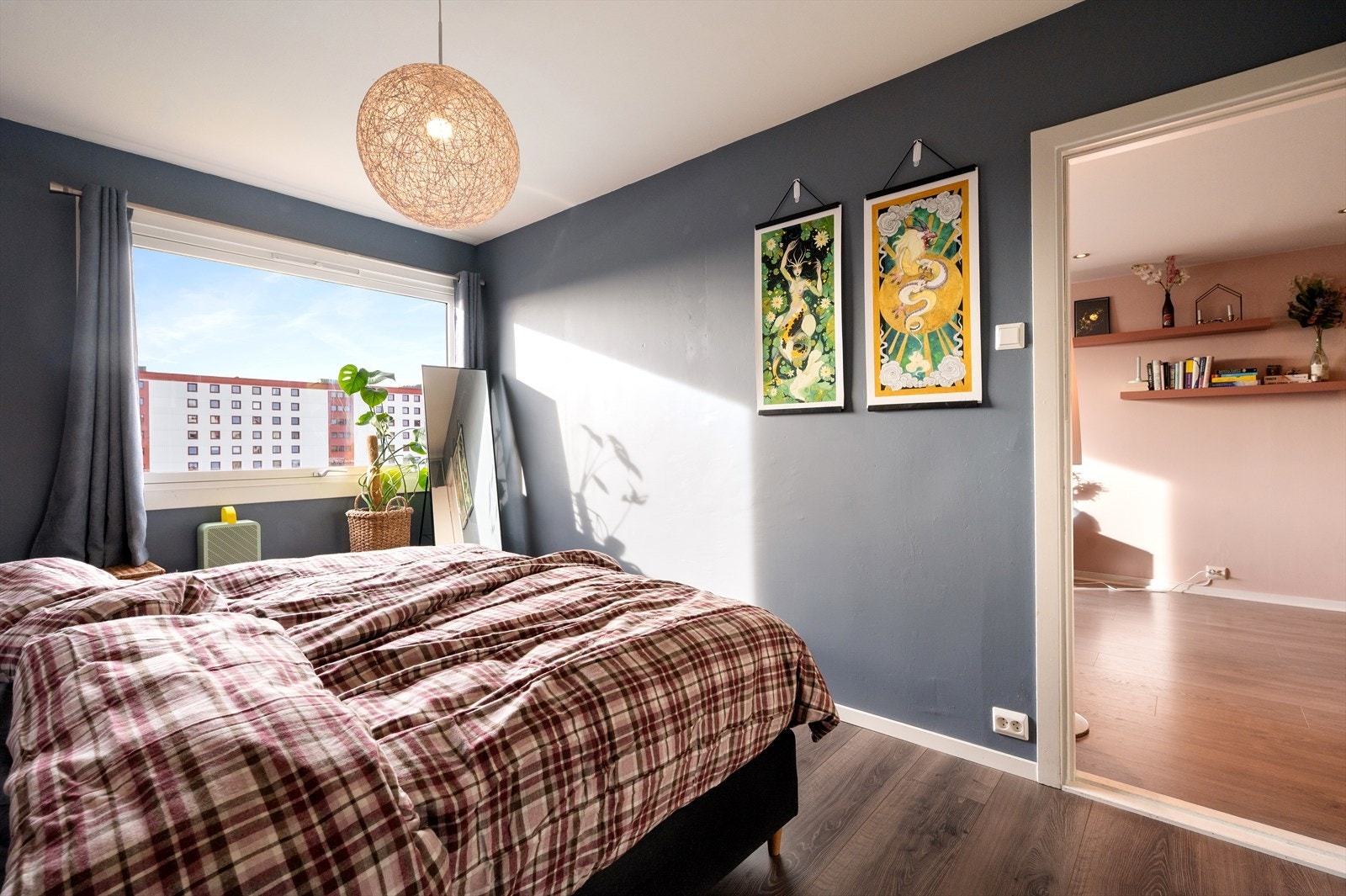 Rommet er malt i en lun og behagelig fargetone. Galleribilde