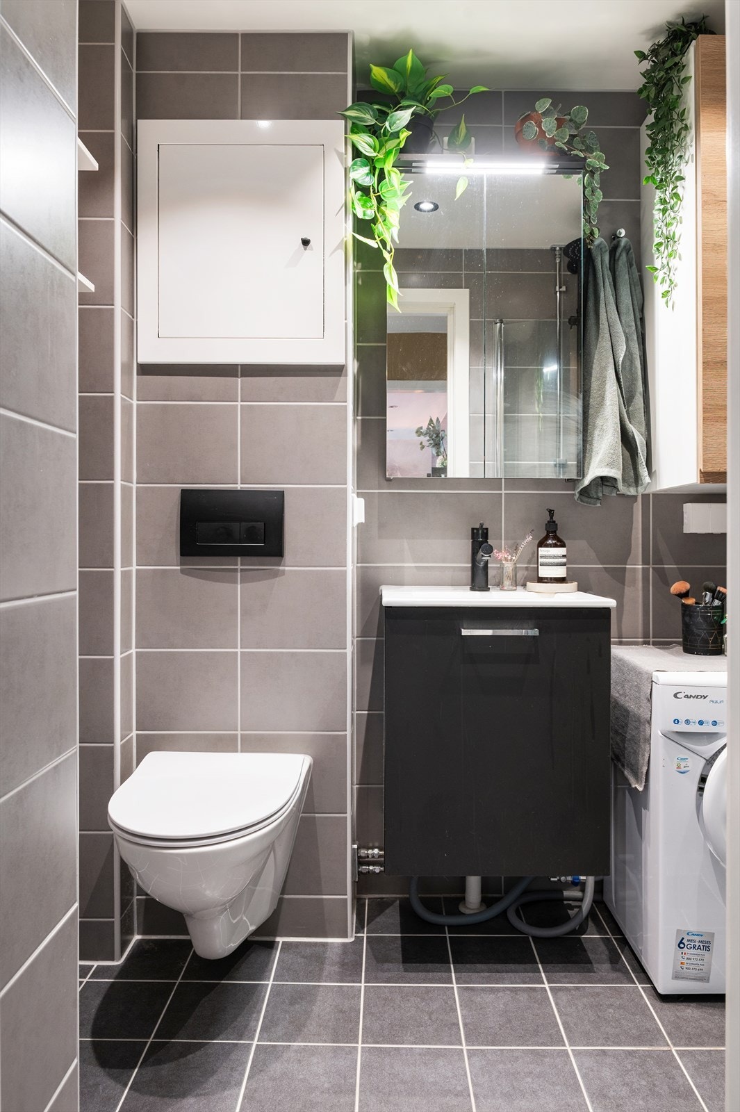 Det er opplegg for vaskemaskin og mekanisk avtrekk. Himling med malte plater og innfelte downlights. Vegger flislagt, og gulv med fliser og elektrisk gulvvarme. Galleribilde