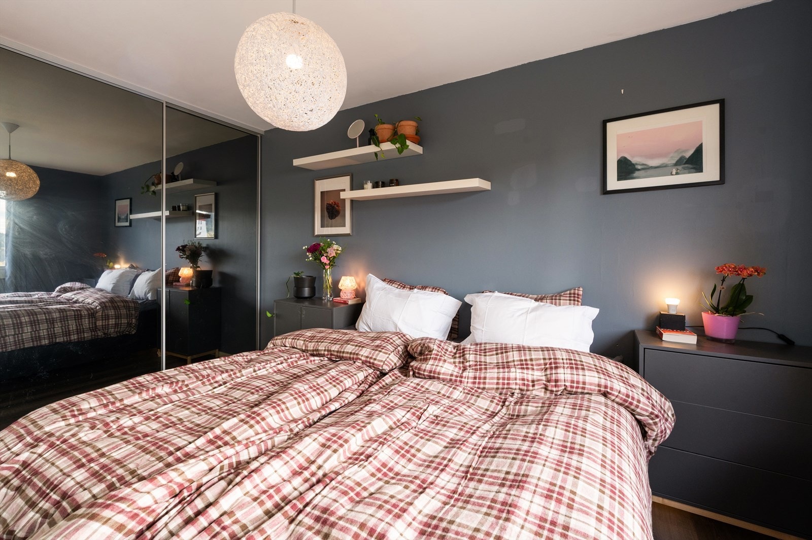 Hovedsoverommet har plass til dobbeltseng og nattbord, og en stor skyvedørsgarderobe gir rikelig med oppbevaringsplass. Galleribilde