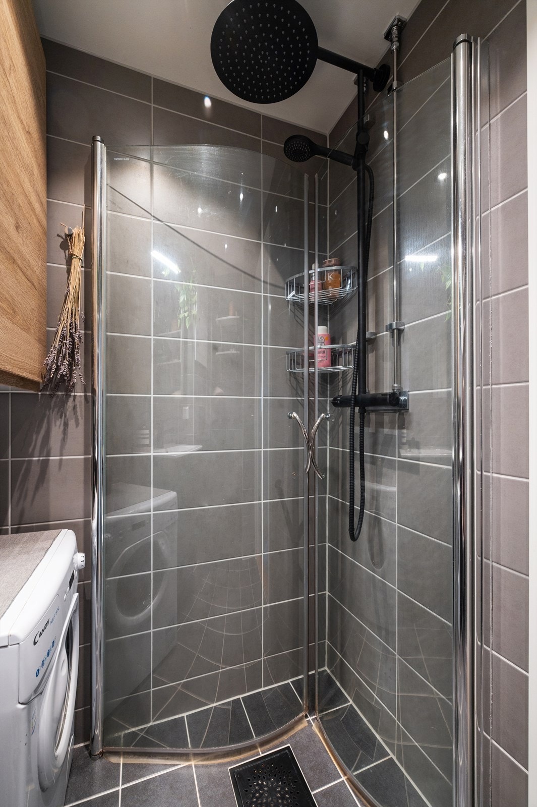 Badet er innredet med vegghengt toalett, baderomsinnredning med heldekkende servant, speilskap og dusjvegger. Galleribilde