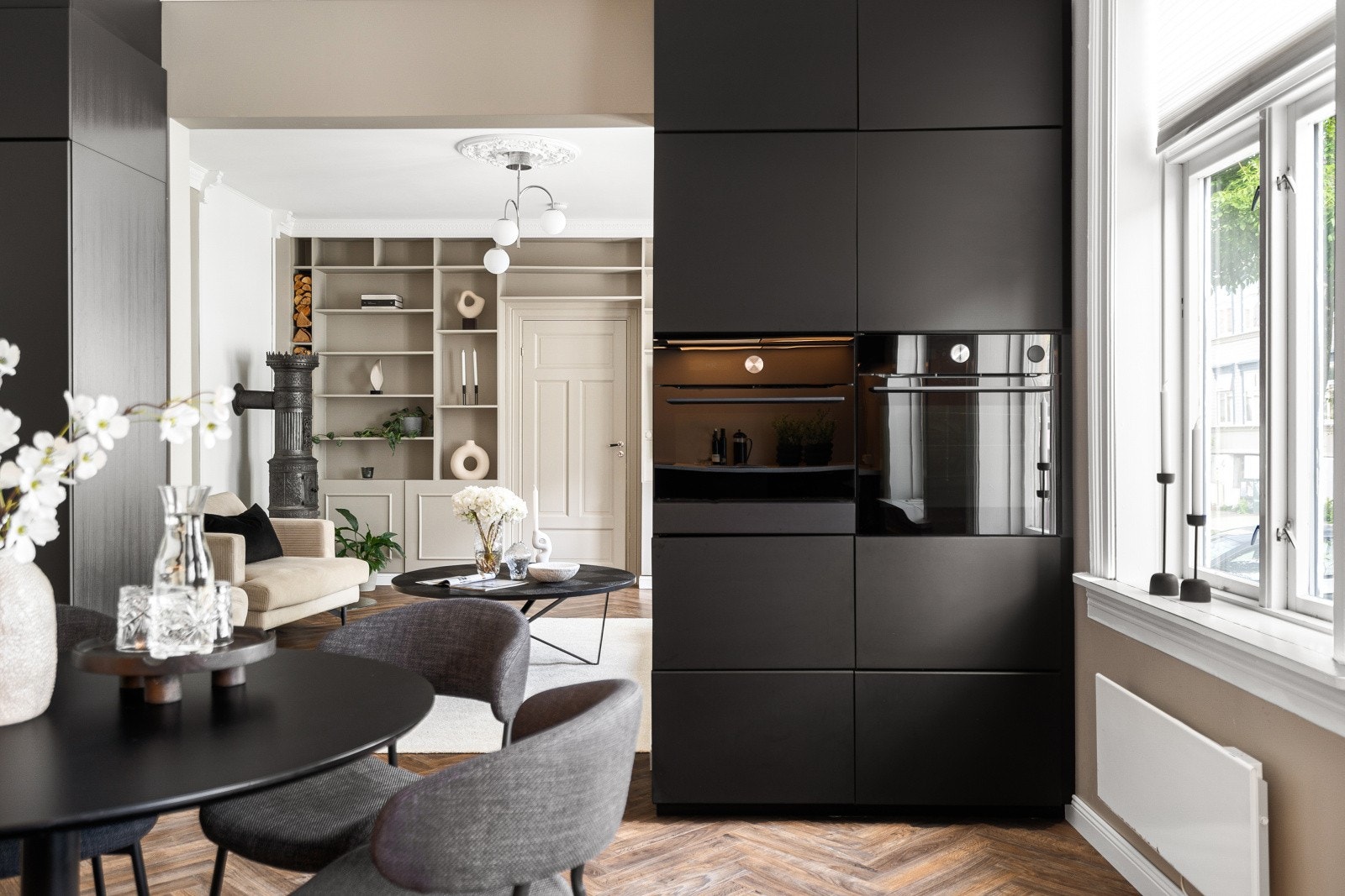 På kjøkkenet og spisestuen er det rikelig med naturlig lysinnslipp. Galleribilde