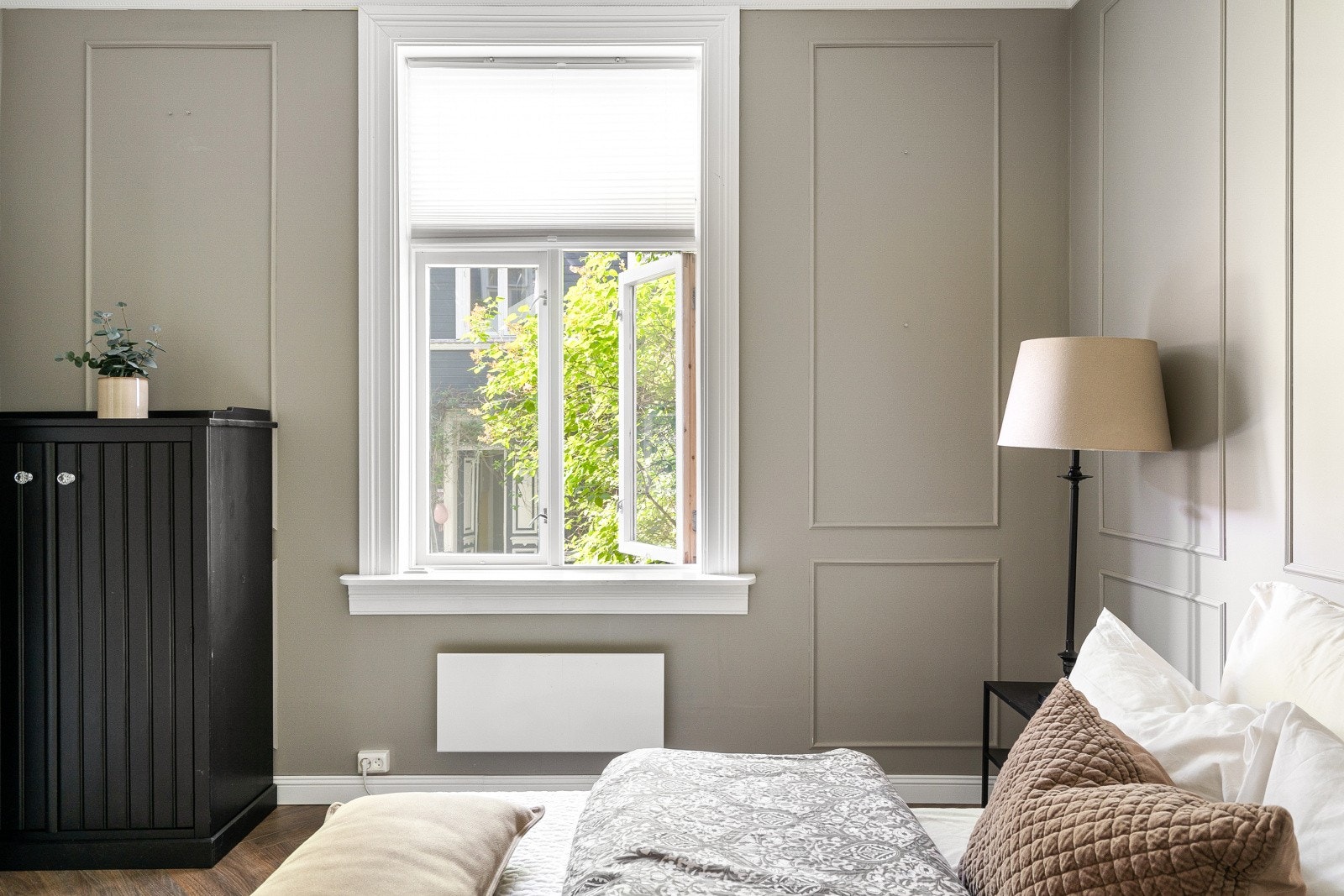 Begge soverommene er vendt ut mot bakgården. Galleribilde