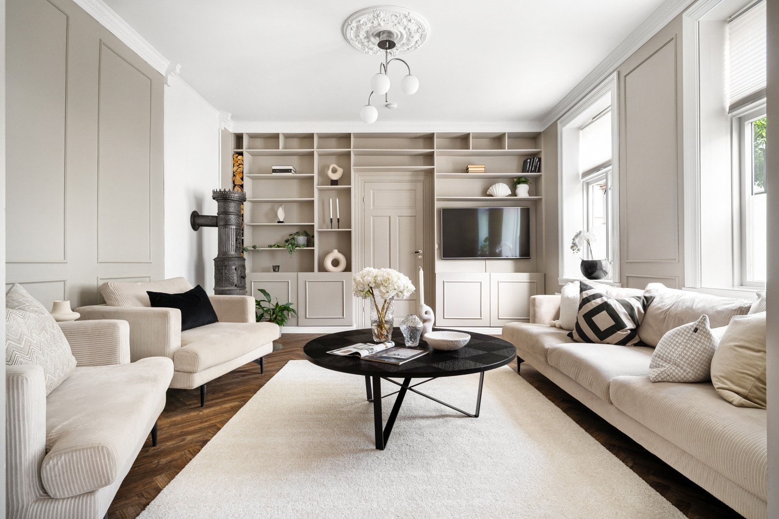 Velkommen til Nedre Møllenberg gate 66A, en elegant og klassisk selveierleilighet på 95 m² i høy 1. etasje. Leiligheten ble betydelig oppusset i perioden 2020-2022 i et klassisk uttrykk med rene linjer, stukkatur, rosetter og fiskebensgulv. Galleribilde