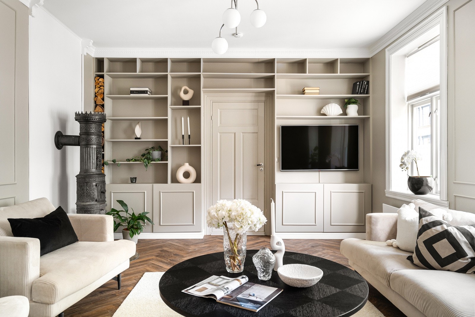 Legg særlig merke til den plassbygde bokhyllen med egen TV-hylle. Galleribilde