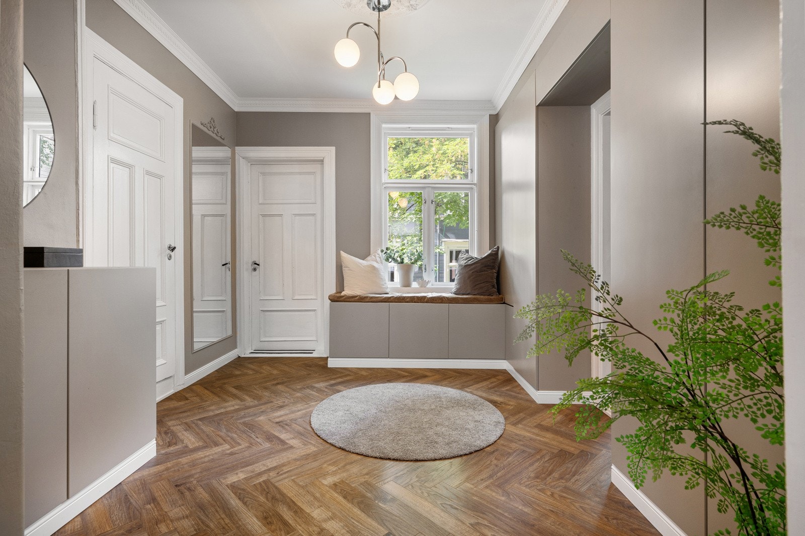 Leiligheten har to innganger. Fra bi-inngangen er det utgang til et felles uteområde, som er vendt ut mot en hyggelig og skjermet bakgård. Galleribilde