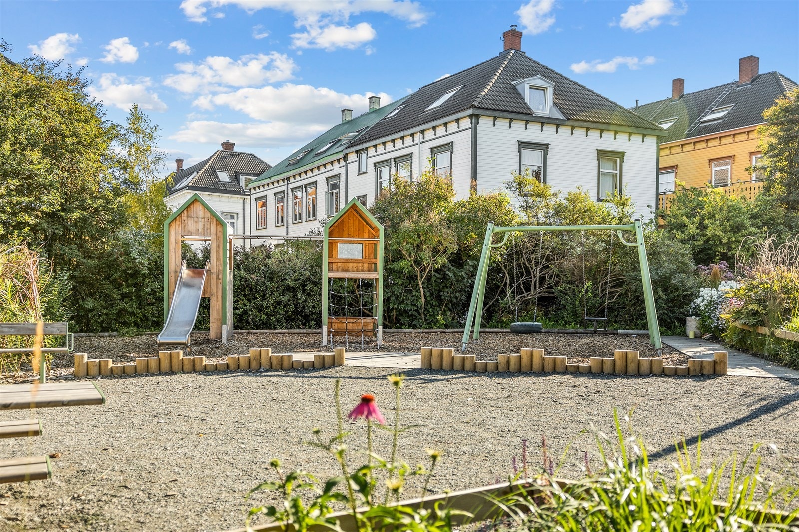 Her finner man både benker og lekeplass for store- og små. Galleribilde