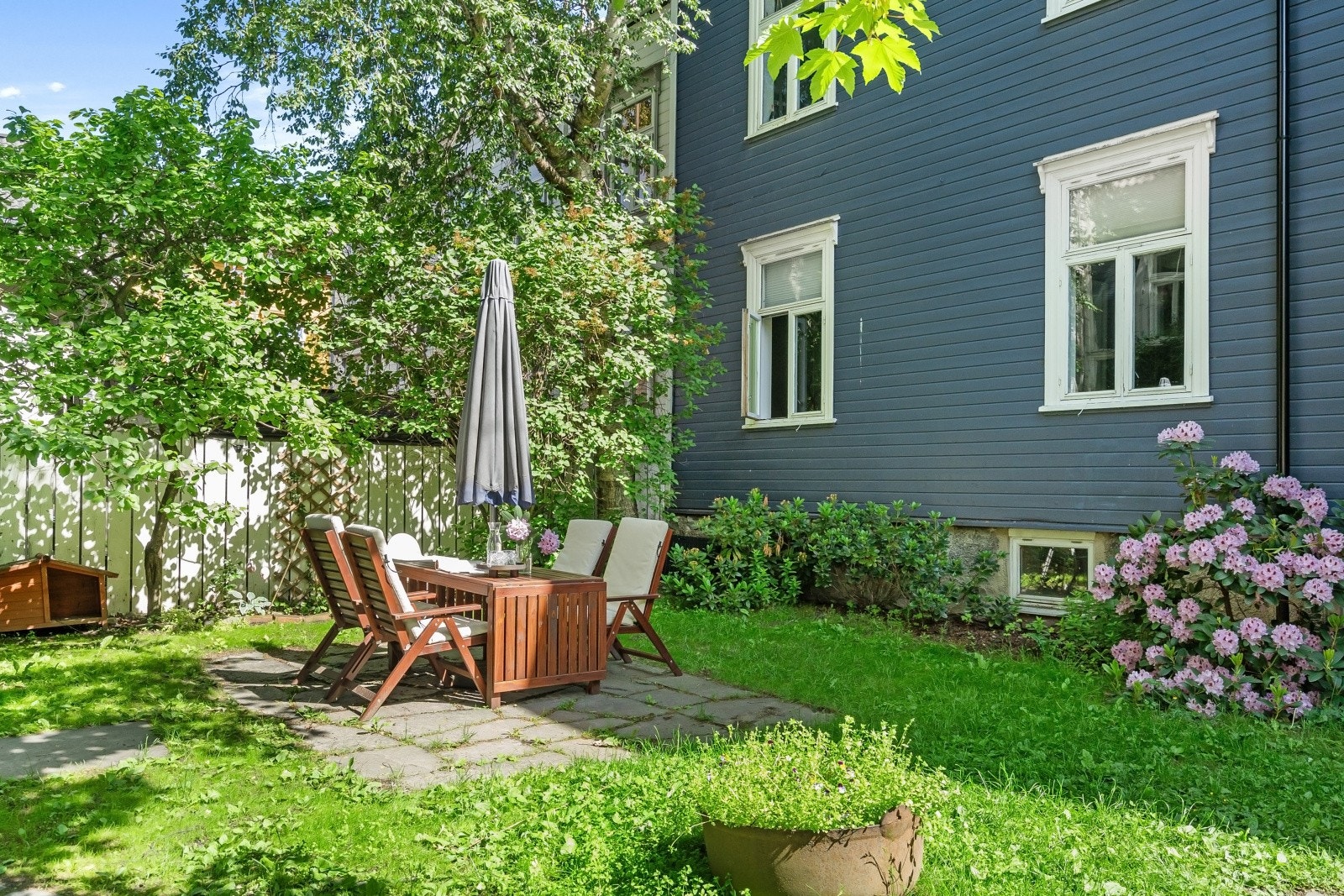 Harmonisk bakgård med flere soner, pent opparbeidet med diverse prydbusker og plenareal. Galleribilde