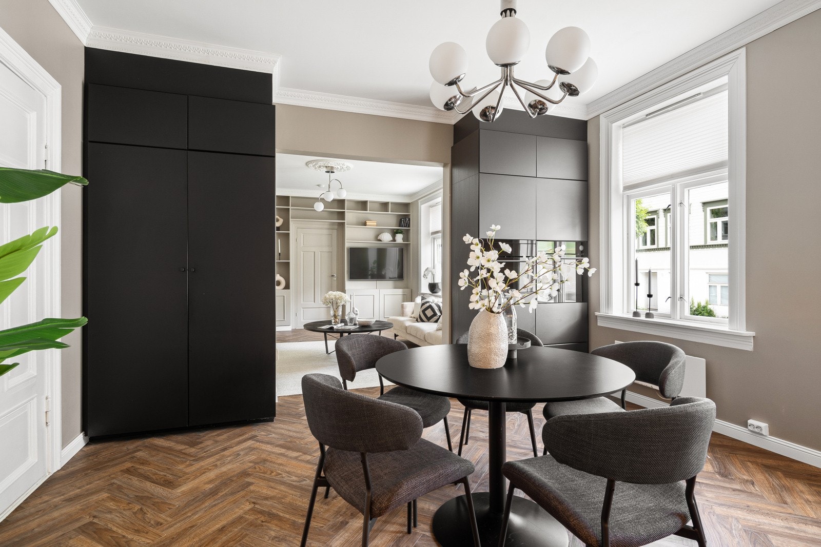 På motsatt side er det integrert kjøleskap, fryseskap, stekeovn og mikrobølgeovn. Galleribilde