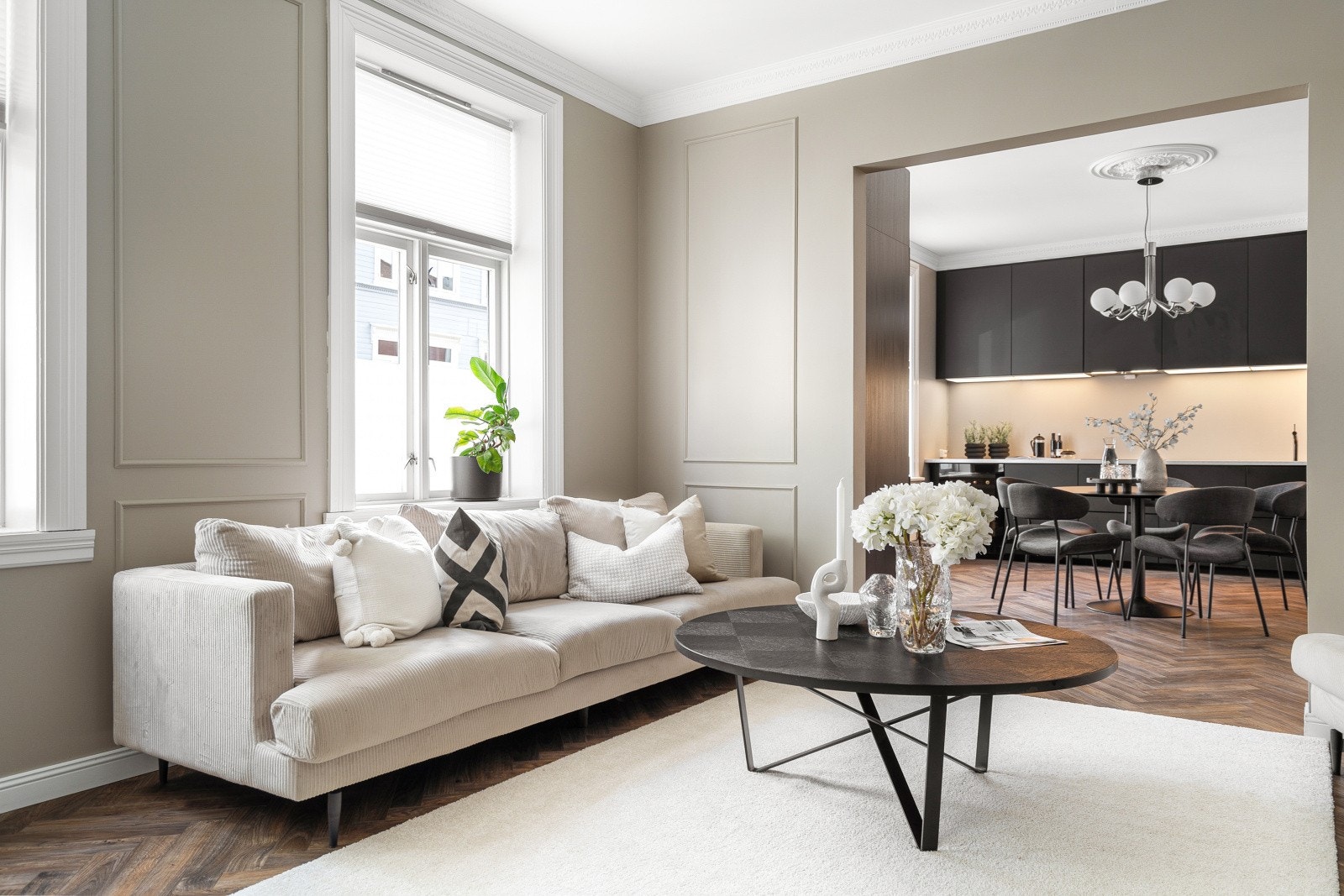 Stuen byr på en behagelig atmosfære med god takhøyde, en delikat fargepalett og store vindusflater som slipper inn rikelig med naturlig lys. Galleribilde