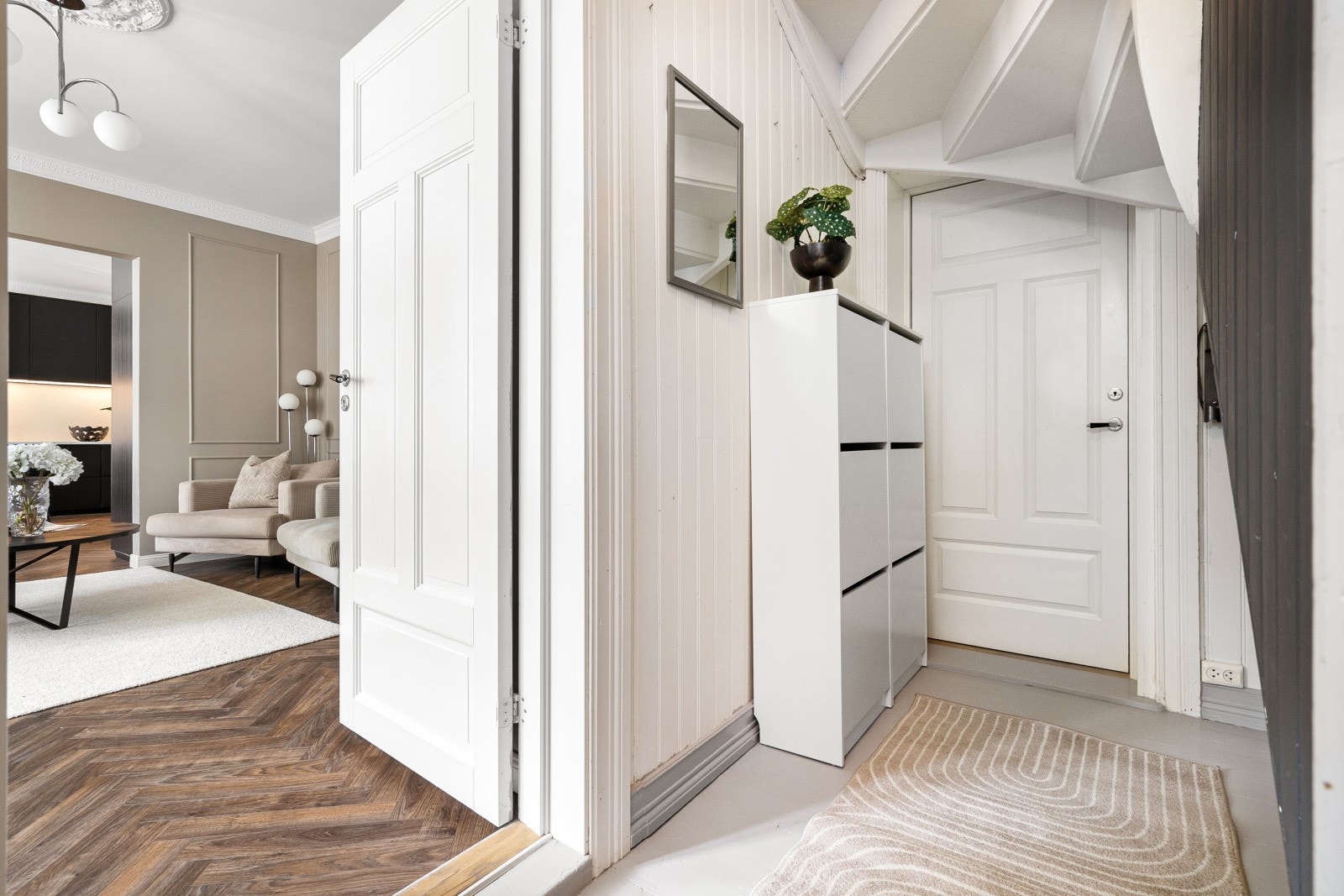 Entré med plass til oppheng og skoskap. Galleribilde