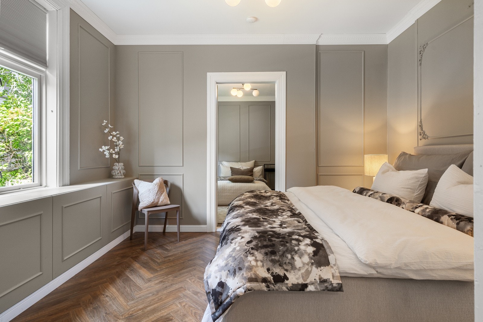 Her er det også rene linjer, stukkatur og rosetter. Galleribilde