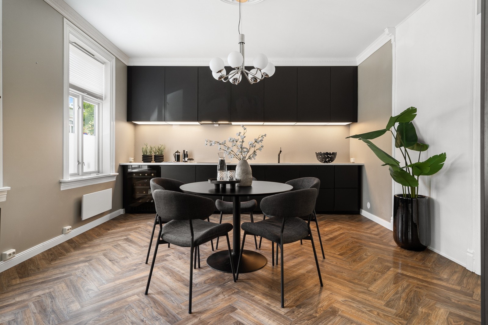 Lekkert kjøkken med sorte fronter, integrerte hvitevarer og i takhøy utførelse. Kjøkkenet er oppmålt til 21 m2 og har god plass til en romslig sittegruppe. Galleribilde