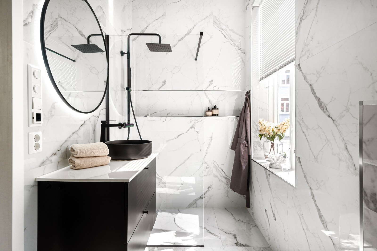 Lekkert baderom med gulvvarme og opplegg til vaskemaskin. Galleribilde