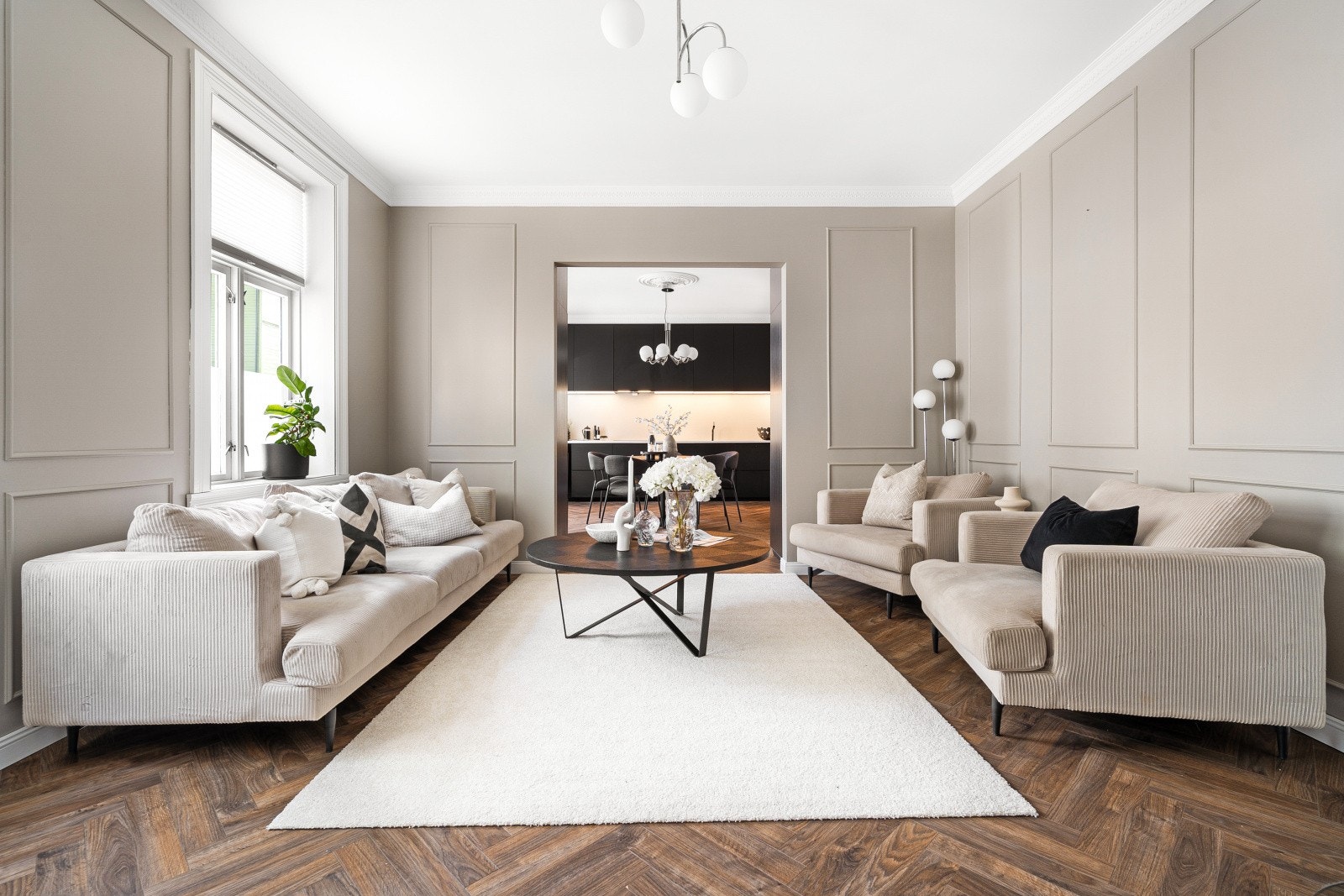 Her får du en meget innbydende leilighet med gjennomgående pen standard. Stuen måler 19,9 m² og har god plass til en romslig sittegruppe med tilhørende møblement. Galleribilde