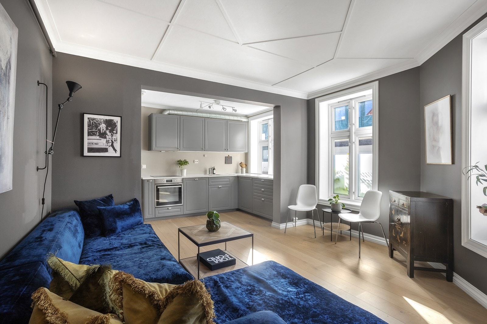 Store, dype og høyreiste vinduer gir flott lysinnfall og stilfullt særpreg Galleribilde