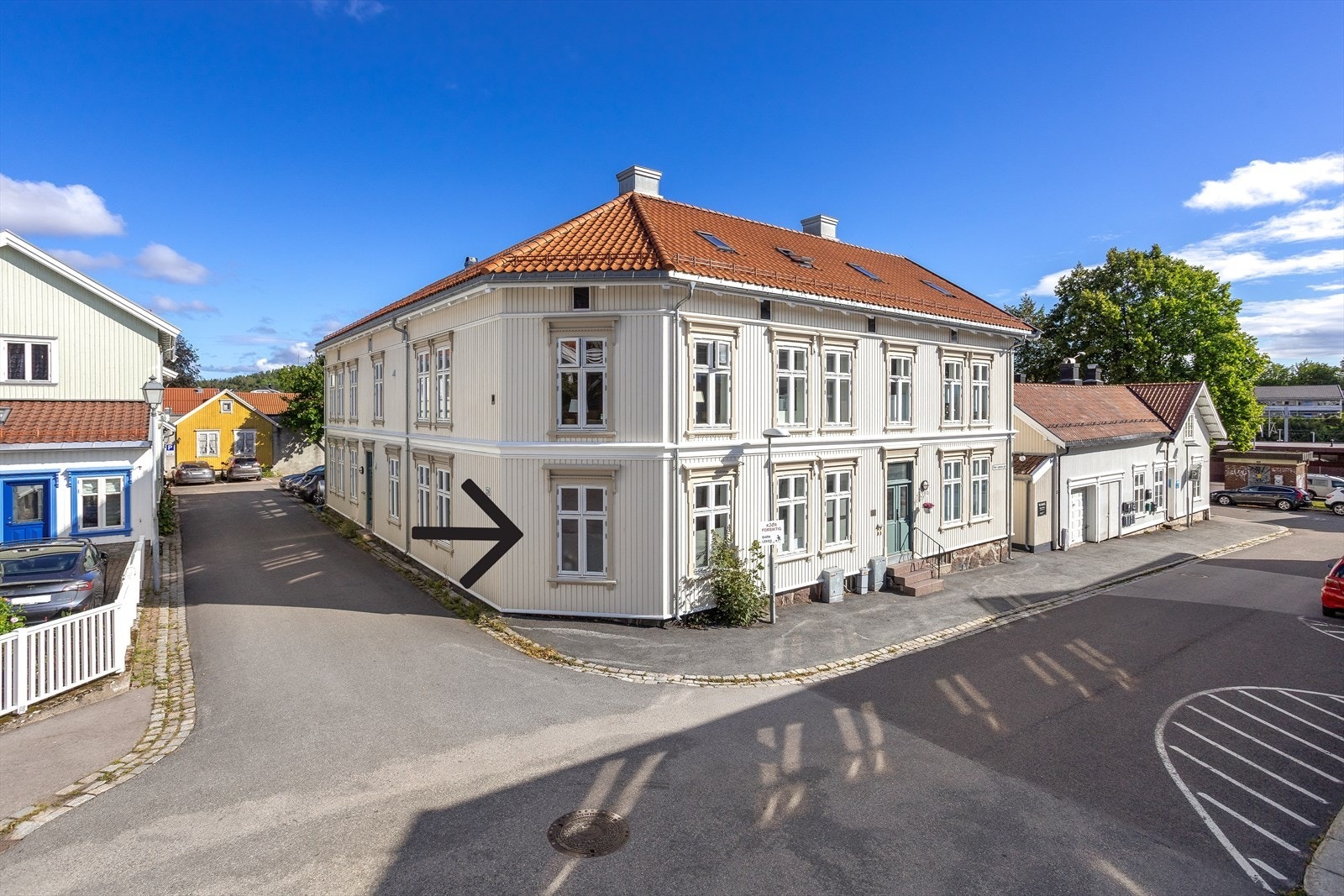 På hjørnet av bygget, med høyreiste og store vindusflater ligger denne gunstig plasserte leiligheten som i nyere tid er omfattende oppusset og delvis renovert. Galleribilde