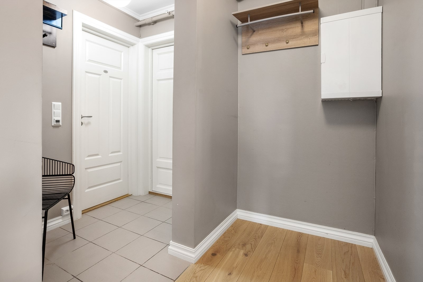 I gangen, som ligger i delvis åpen løsning mot entrèen, er plass til f.eks. garderobeskap i nisje. Galleribilde