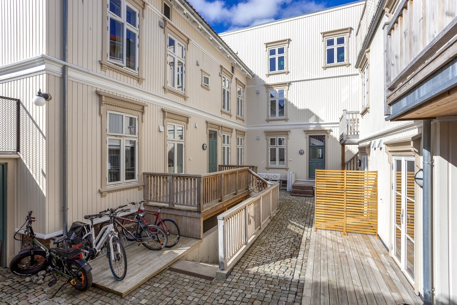 Inne i brosteinsbelagt gårdsatrium er det et svært hyggelig fellesområde av brostein. Galleribilde