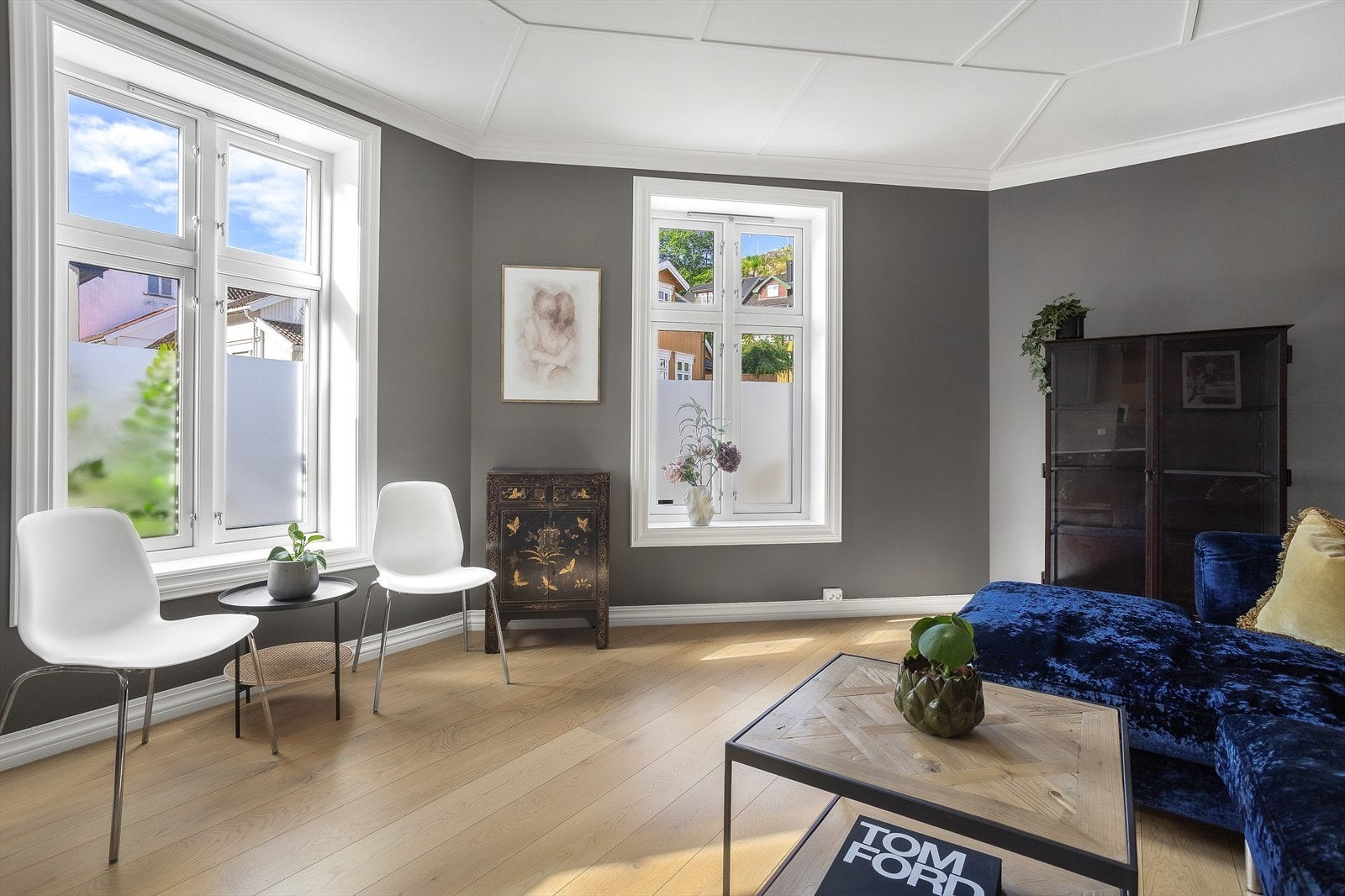 Det er nylagte og brede en-stavs mattlakkert eikeparkett i alle rom med unntak av i entrè og baderom rom hvor det er flislagte gulv. Galleribilde