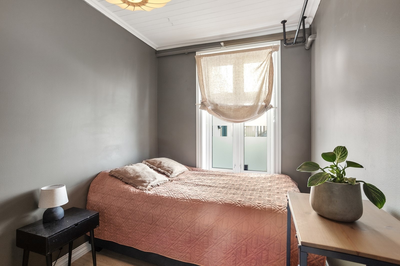 Leiligheten har to soverom, praktisk plassert på hver sin side av bygget. Galleribilde