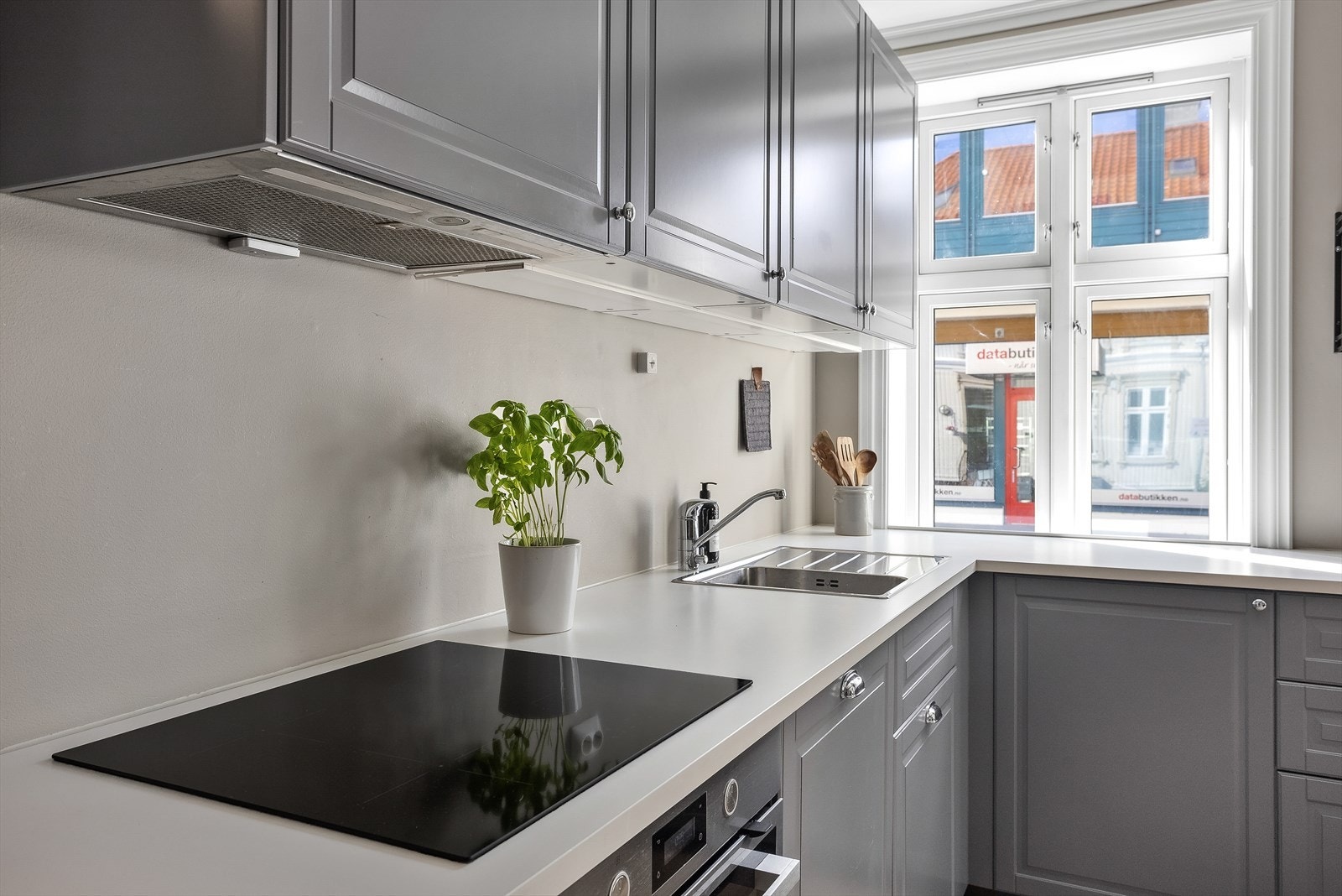 Kjøkkeninnredningen fra Ikea Ballingløv er flott stiltilpasset leilighetens interiørstil. Galleribilde