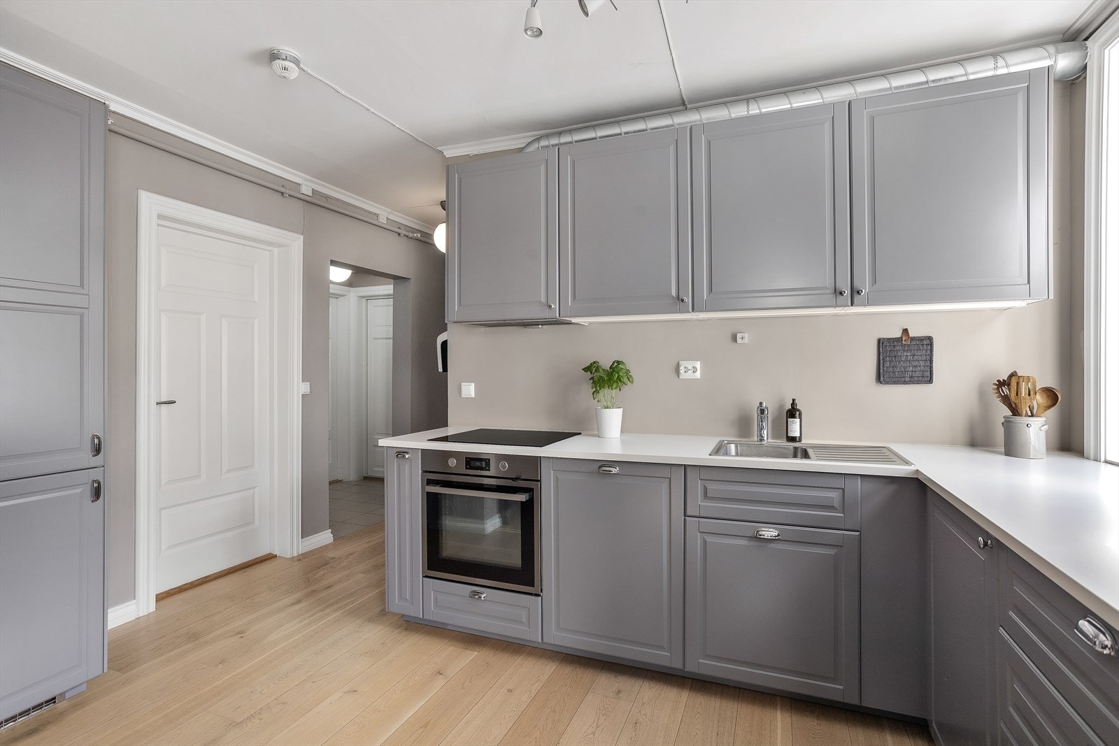 Nyere og stort kjøkken m/god arbeids-/oppbevaringsplass og integrerte hvitevarer Galleribilde