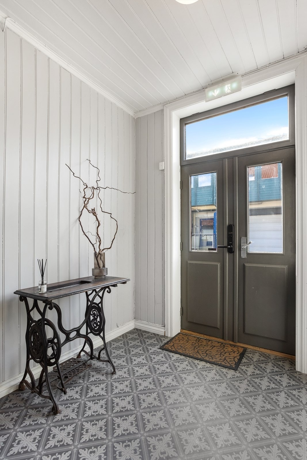 Felles inngangsparti fra gateplanet ut for Peder Lagmanns gate hvor denne fører deg inn til hjemmets inngangsdør. Galleribilde