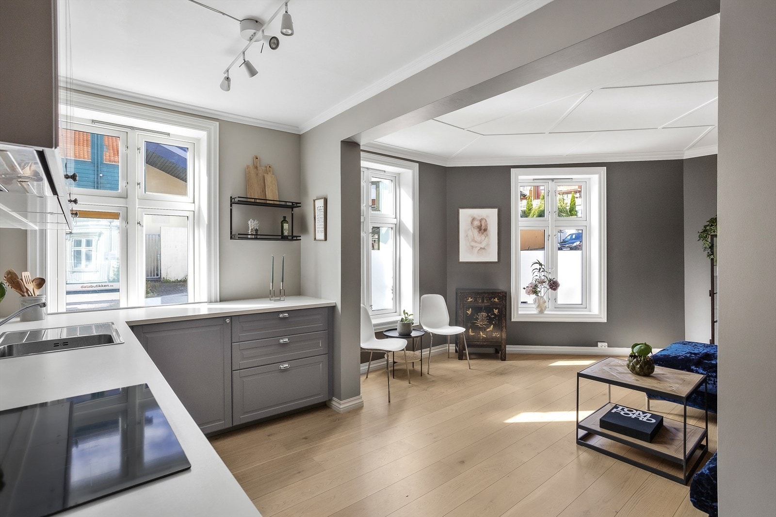 Åpen løsning mellom romslige stue og kjøkken m/gjennomlyst løsning Galleribilde