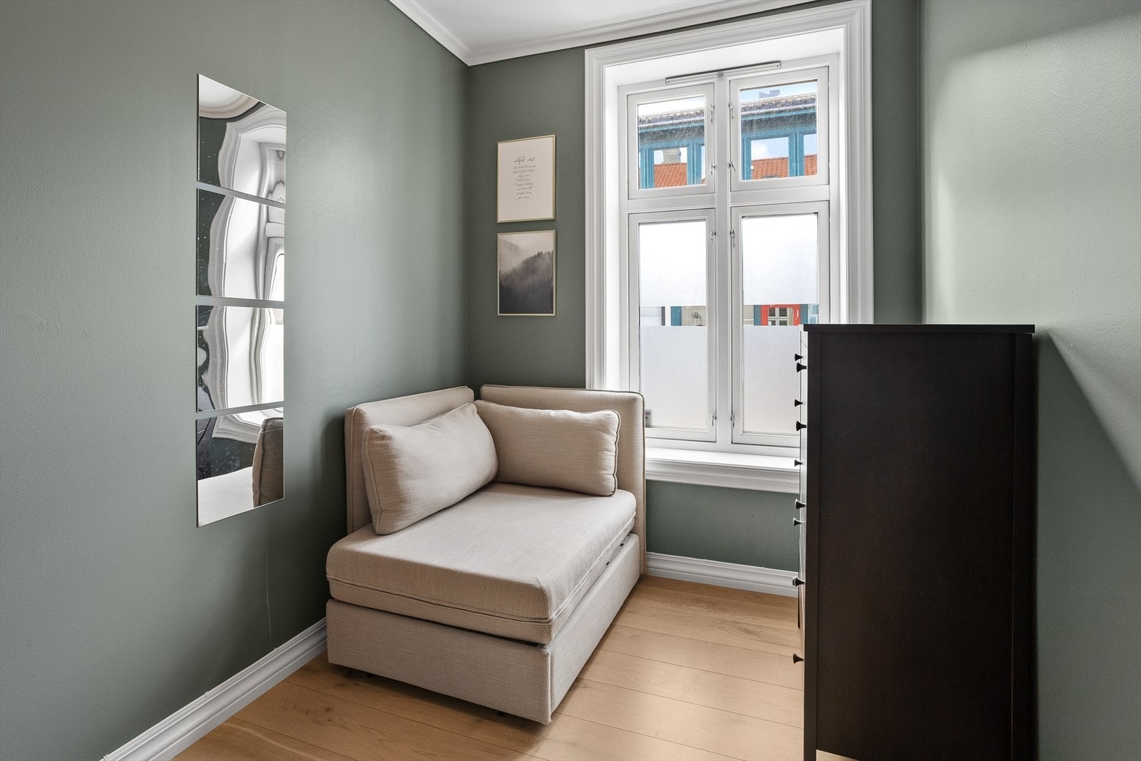 Det andre soverommet byr blant annet på plass for en skrive-/kontorplass dersom man velger i innrede dette med enkeltseng. Galleribilde