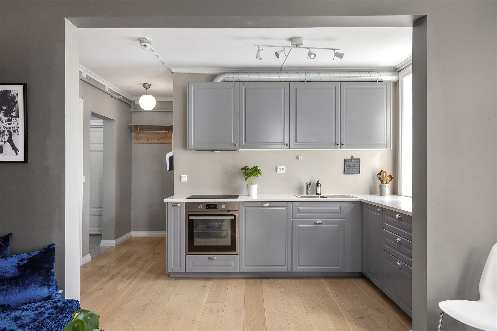 Kjøkkenet er nylig oppgradert og har integrerte hvitevarer Galleribilde