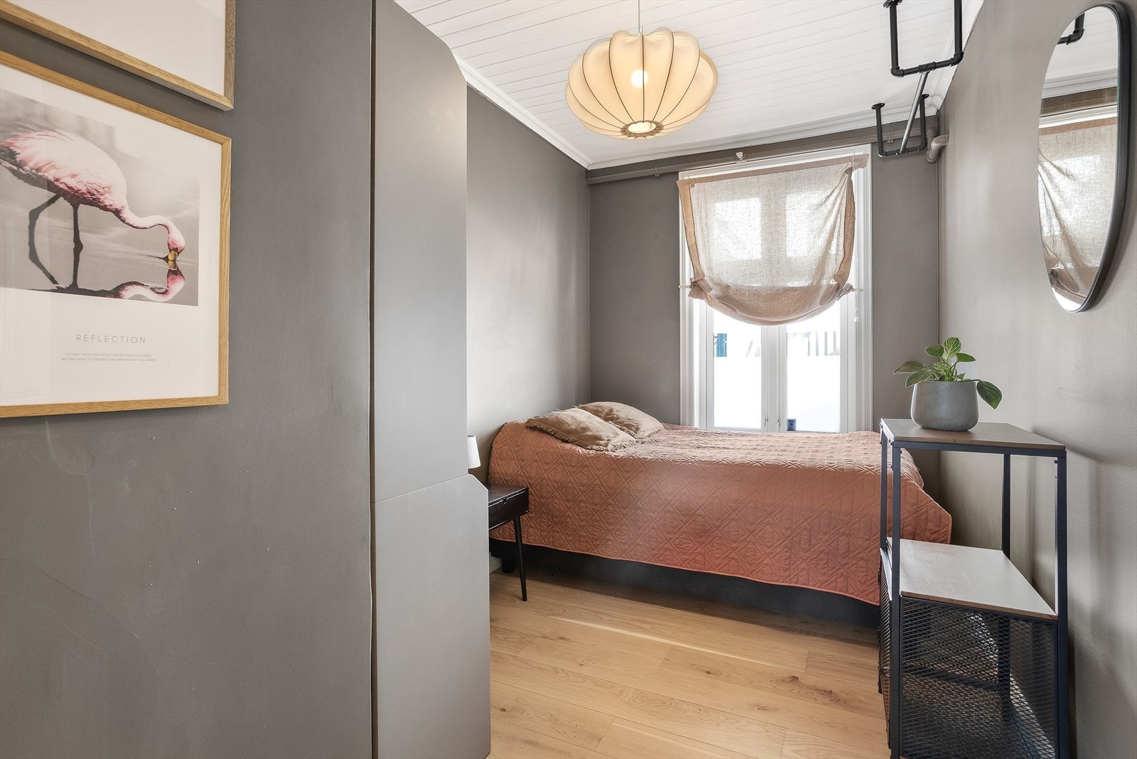 Alle innervegger i leiligheten har malte overflater over glatte veggflater - nymalt i alle rom med tidsriktig fargesammensetning. Galleribilde