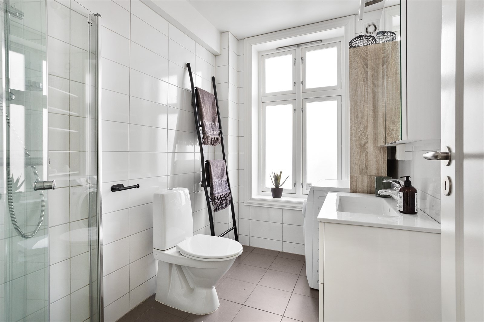 Baderommet er helt nytt i 2021 og vender inn mot det koselige gårdsrommet på eiendommen. Galleribilde