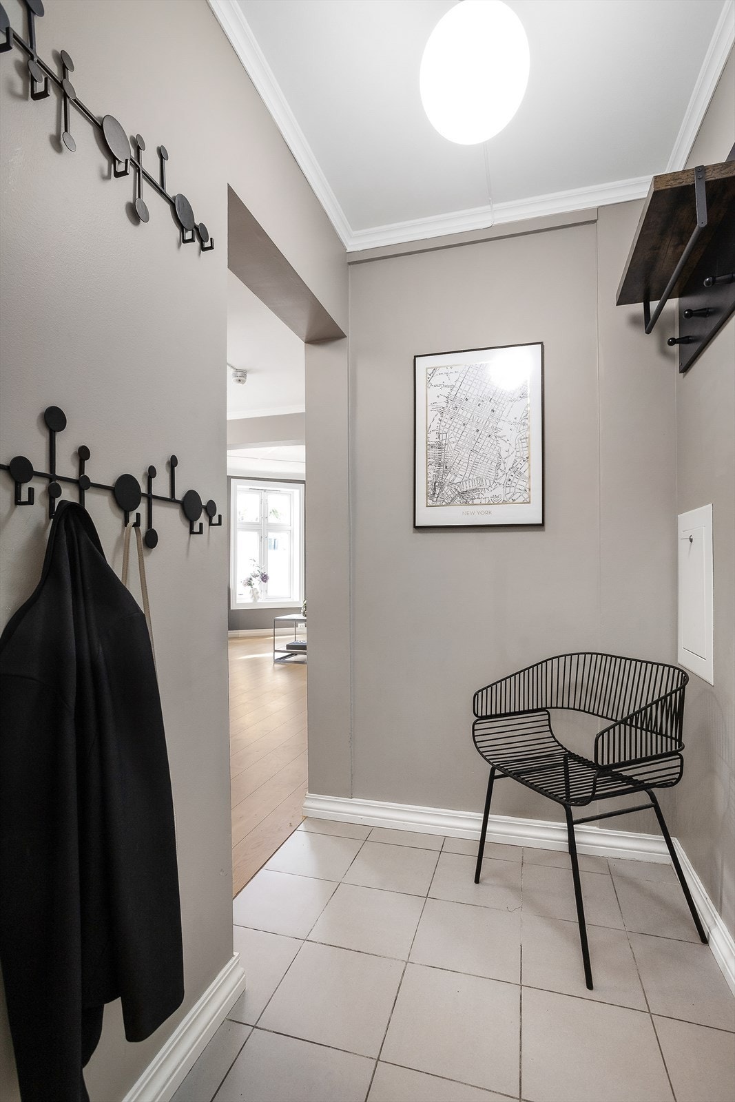 Vel innenfor inngangsdøren til hjemmet finner man en innbydende entrè i delvis åpen løsning med gang Galleribilde