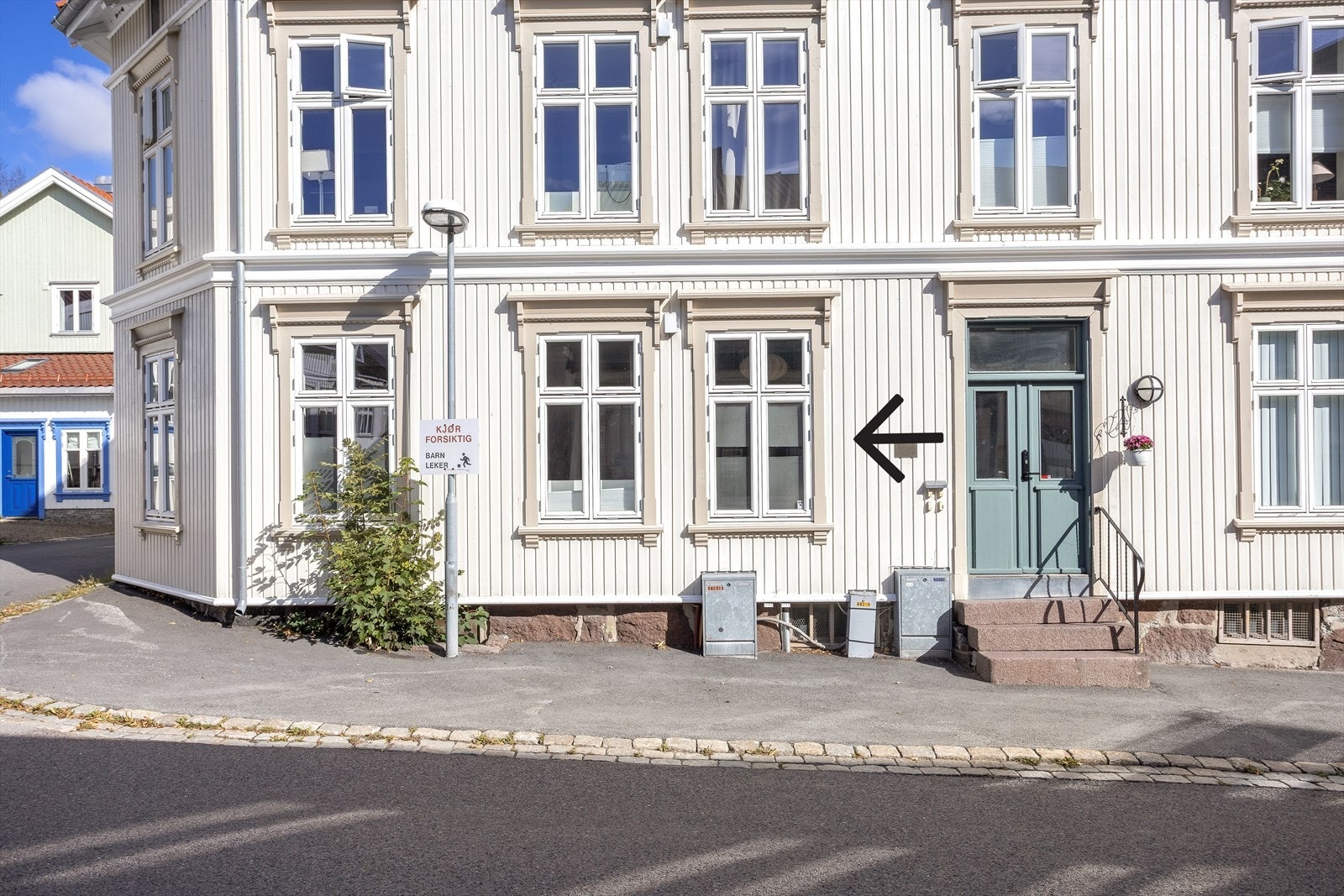 Fasaden med leiligheten på hjørnet i 1. etg. Galleribilde