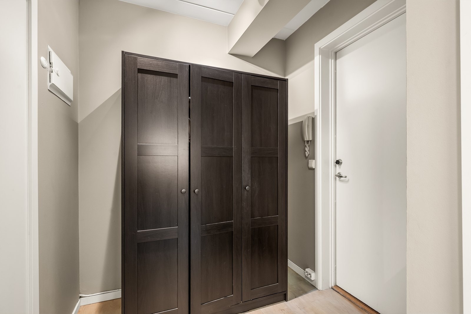 Det er plass til garderobeskap Galleribilde