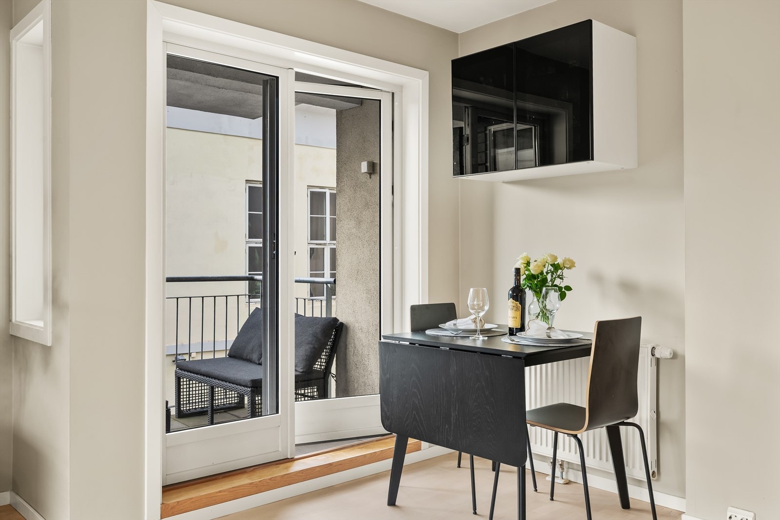 Tofløyet balkongdør bidrar til godt med naturlig lys Galleribilde